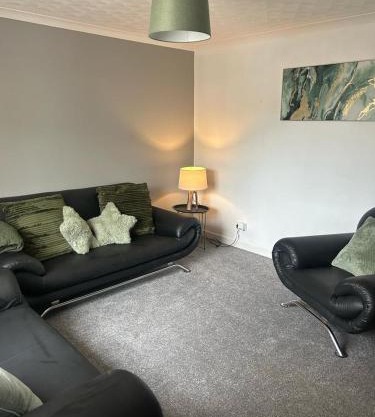 Charming 3-Bedroom with Large Hot-Tub, Free Parking & Pet friendly