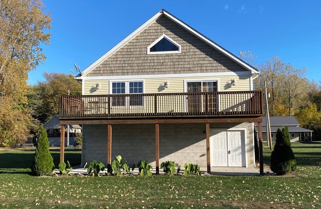 Charming 3-BR house w/golf, pool, WiFi, AC at pet friendly Middle Bass Island