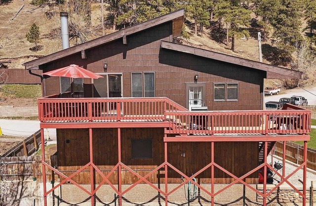 Charming 3-BR house w/WiFi, AC, great view & new furniture in delightful Lead.