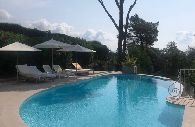 Charming 3-bedroom villa with infinity pool, sea view and quiet location