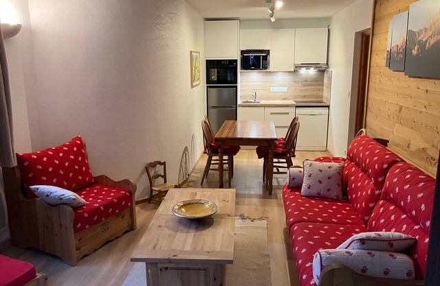 Charming 3-room apartment with pools, sauna, parking, near village in Samoëns
