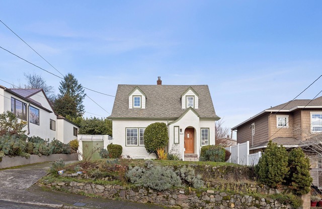 Charming 3BD Pet-Friendly Cottage With a Mountain View Ideal for Long Stays