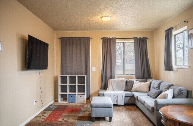 Charming 3bedroom 1.5bath house, AC, fitness room, WiFi, downtown Montrose, CO.