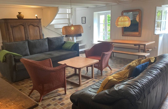 Charming 3BR House with Garden near Beach – Sleeps 6, Pet-Friendly, WiFi, BBQ