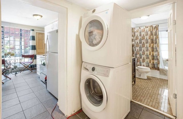 Charming 4-bedroom apartment with AC in Savannah