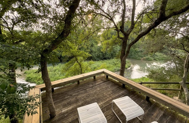 Charming 4-bedroom house on the river in Martindale