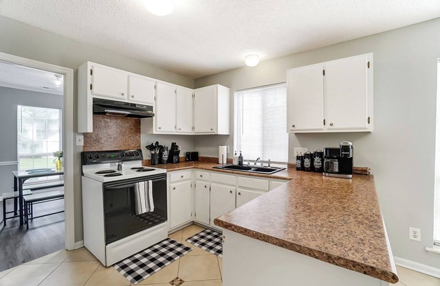Charming 4-bedroom house with Pool & Hot Tub in Charlotte