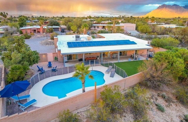 Charming 4-bedroom house in Tucson with Heated Pool and Hot Tub and Great Patio