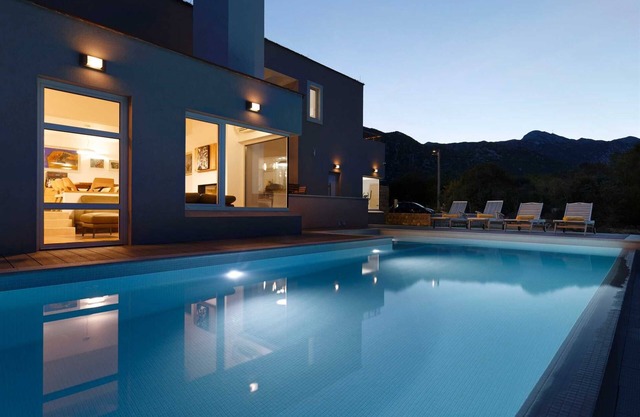 Charming 4-BR Villa Getaway for 8, with stunning view and pool