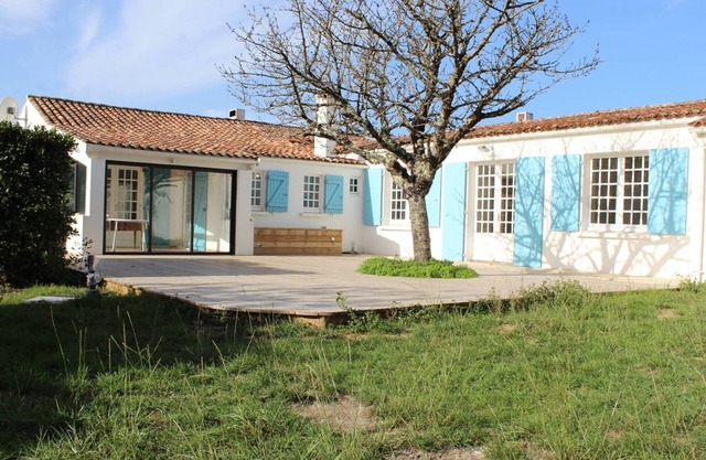 Charming 4-Bedroom House Near Beach, Port & Shops - Sleeps 9