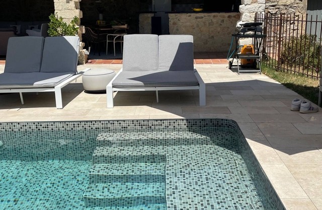 Charming 4 * mas, contemporary, 20 mins from the beach for 12 people