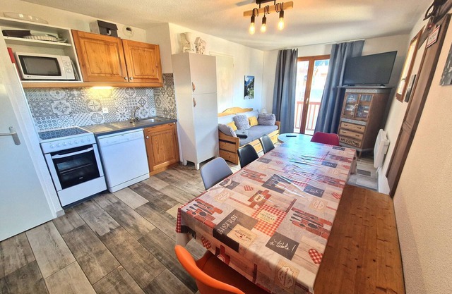 Charming 4-Room Apartment for 8, Near Slopes in Valfréjus