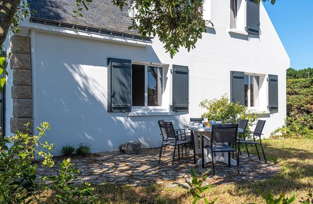 Charming 5-Room Neo-Breton Villa, 600m from Kervillen Beach, 3* Amenities, WiFi, Pet-Friendly