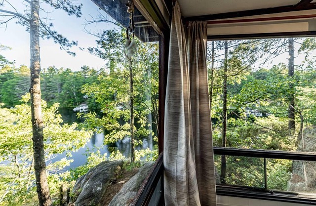 Charming and bright 3 bedroom cottage in Gravenhurst Muskoka