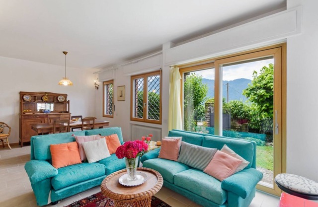 Charming and bright flat for 5 people in Cernobbio, in the hamlet of Rovenna, on the way up to mount Bisbino.The apartment, furnished with vintage and modern furniture, comes with private parking and enjoyable outdoor spaces, like the pergola in the gard