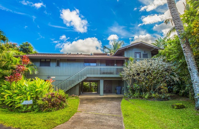 Charming and Immaculate - Walkable to Beach and Town - Sleeps 10