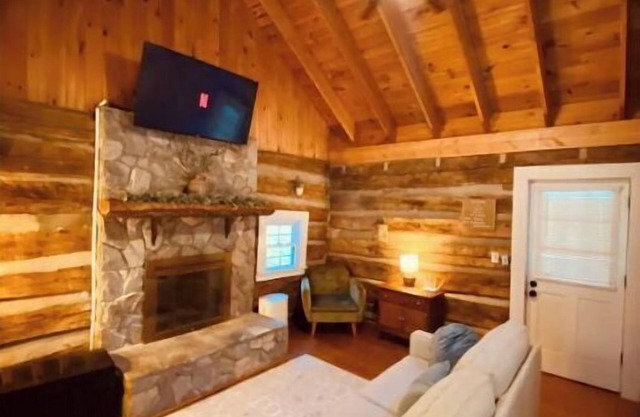 Charming and modernized 1800's Creekside Cabin w/Hot Tub and 5 minutes to I-77