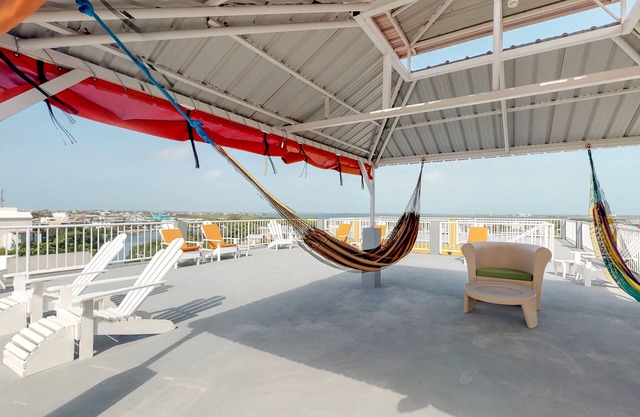 Charming apartment w/amazing rooftop view, WiFi & partial AC - walk everywhere