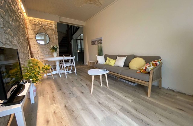 Charming Apartment with Terrace, 200m from Beach, Sleeps 5