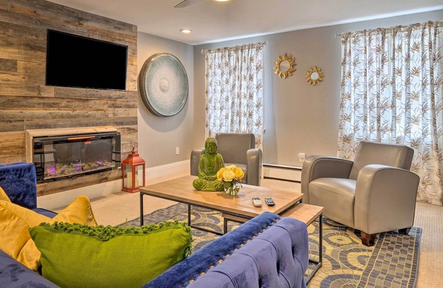 Charming Apt w/Patio: Walk to Downtown Albany