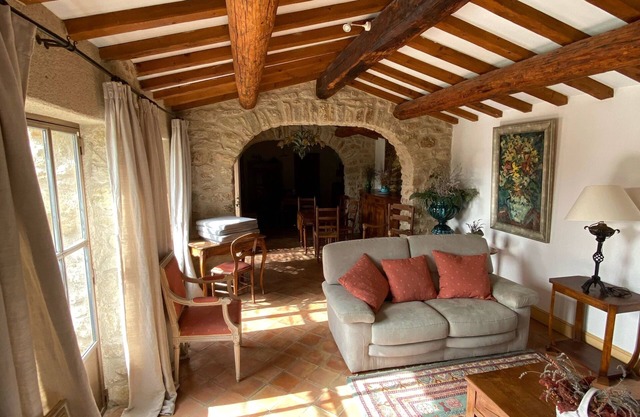 Charming, authentic stone house with swimming pool in the heart of the Luberon