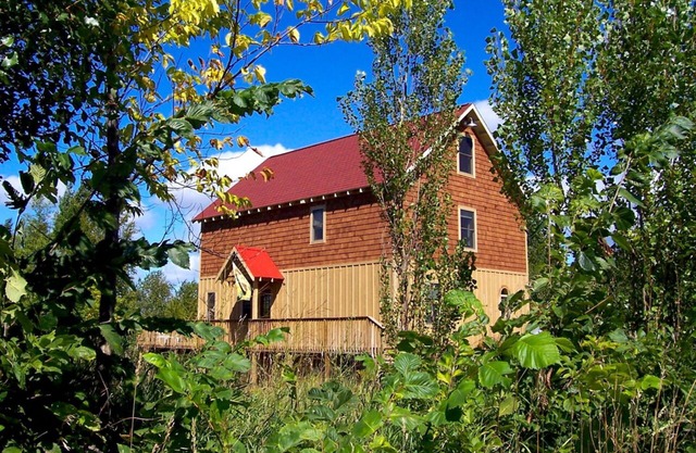 Charming Barn-Style Retreat Near Crystal Mountain – Free Pontoon, No extra Fees