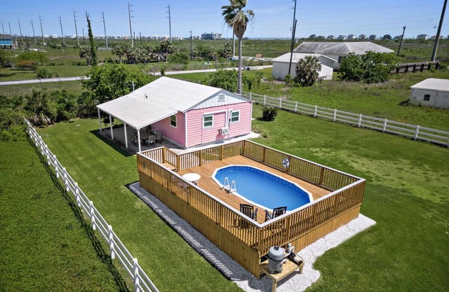 Charming Beach Bungalow Near the Seawall