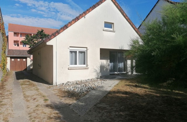 Charming Beach House, 50m from Shore, 5 BR, Garden, Family-Friendly