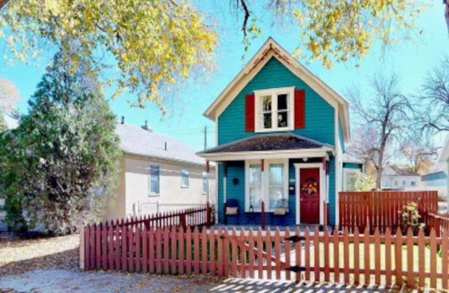 Charming Blue Bungalow Downtown Historic Montrose