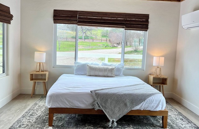 Charming bungalow in Clovis foothills with AC