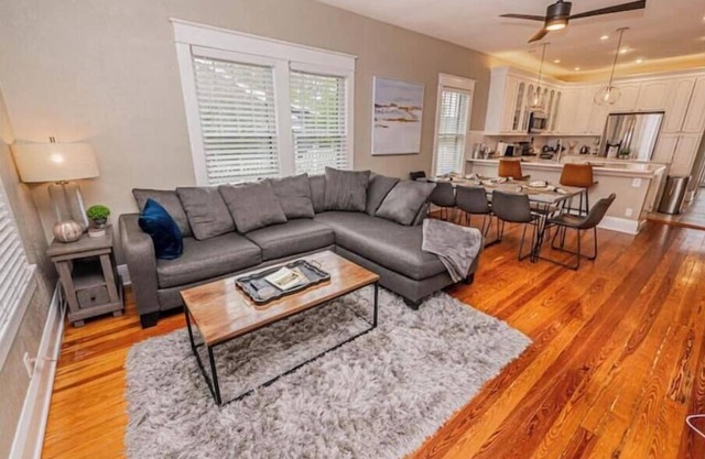 Charming Bungalow steps from Lake Hollingsworthnn