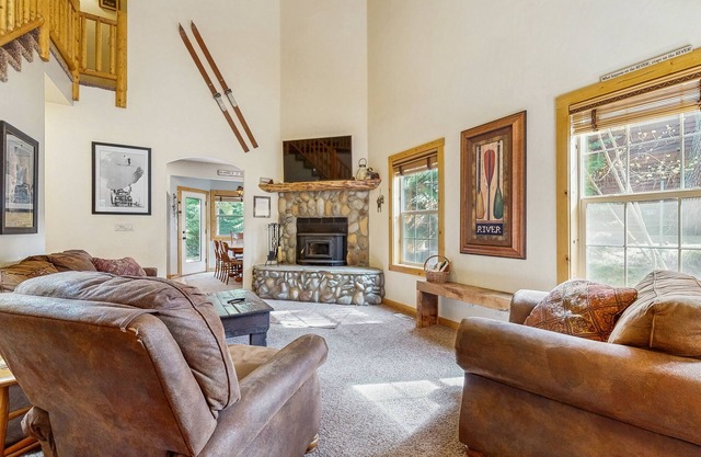 Charming cabin with hot tub - near Payette Lake, golf & skiing