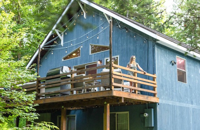 Charming Chalet w. Hot Tub - 1 mile to Mt. Snow
