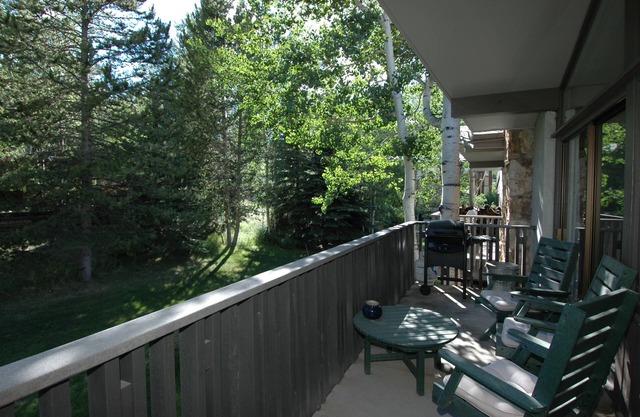 Charming, Classy, Ski-in Condo in Superior Location!