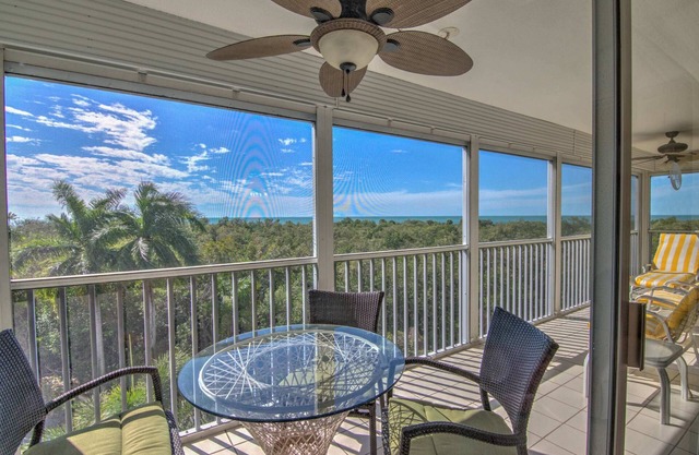 Charming Coastal Living: Gulf Views Await