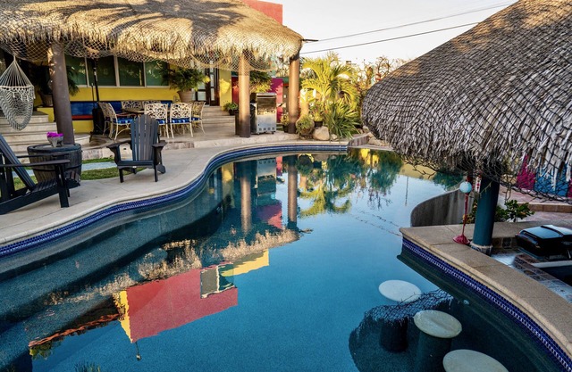 Charming Colorful Beautiful Home with Private Pool close to beaches!