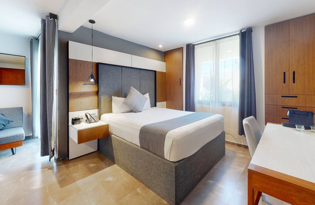 Charming condo with kitchenette, balcony, & pool