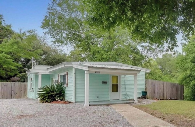 Charming Cottage, a Walk to the beach!