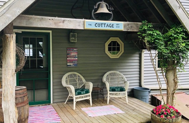 Charming cottage on quiet lake