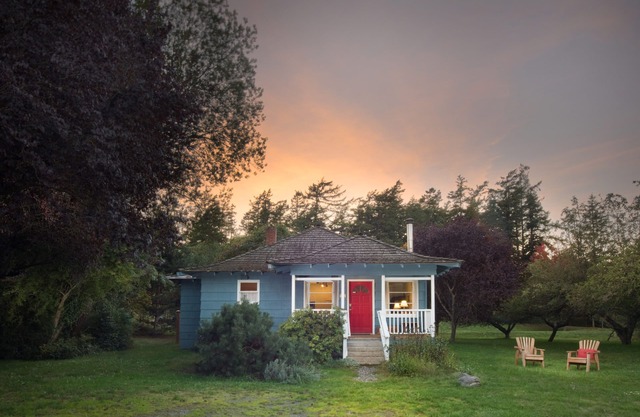 Charming Cottage, Walk to Shops, Dining & Public Beach, Pastoral Acre Location