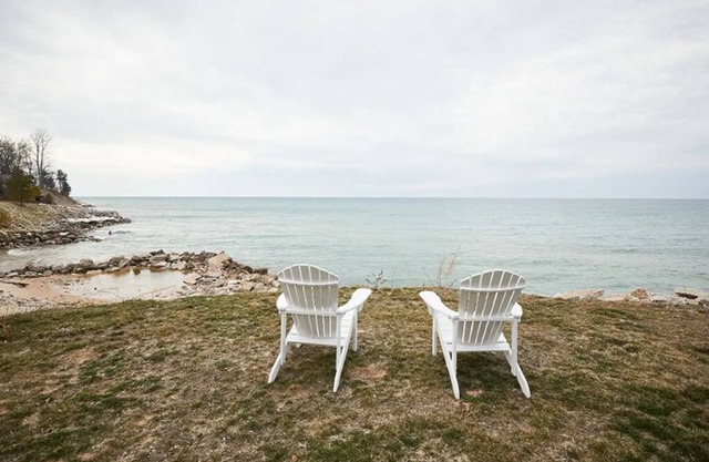 Charming Cottage with 180 degree views of Lk Michigan- short walk to sand dunes