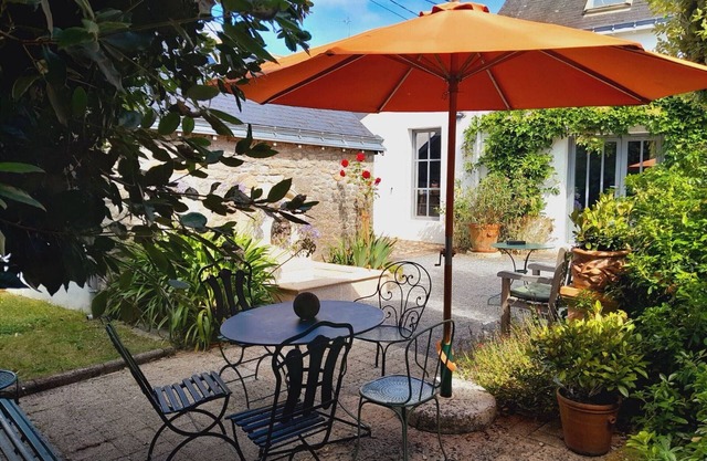 Charming Cottage with Bikes near Salt Marshes, 3km from Sea