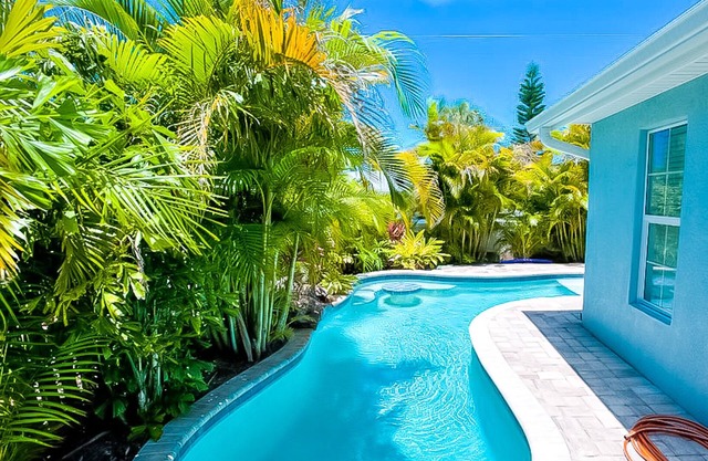 Charming cottage with Pool, close to the Beach! Don't Miss Out!