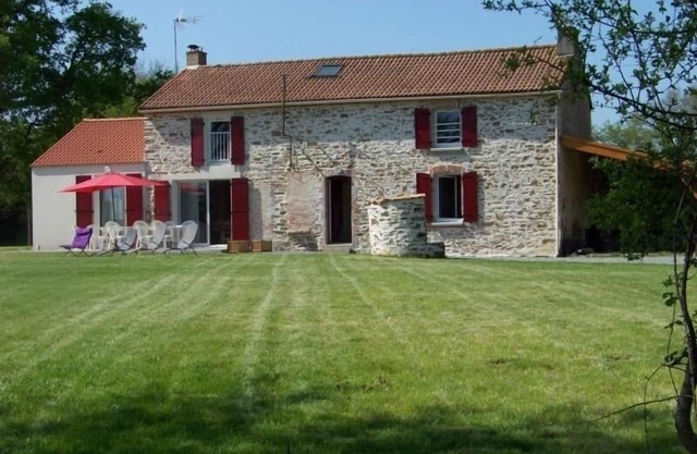 Charming Country House with Large Garden, Terrace, and Trampoline