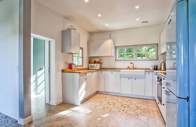 Charming country house with large heated swimming pool