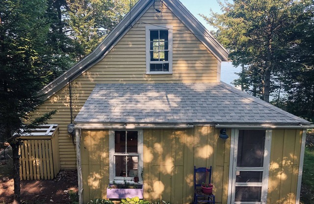 Charming, Cozy Oceanfront Cottage on Pleasant Beach, South Thomaston