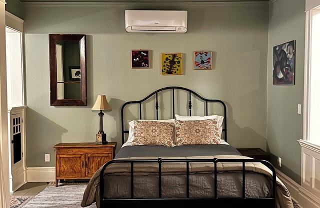 Charming Craftsman Studio near Alberta and Mississippi District