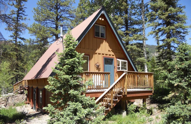 Charming Creekside Cabin-Romantic-Mtn/Waterfall Views-Hot Tub-1 mi to Purgatory
