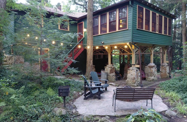 Charming Creekside Cottage Close to Hidden Valley/Seven Springs Resorts