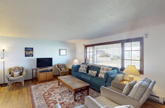 Charming Dog-Friendly Condo with Ocean View - Close to Beach & Nye Shops